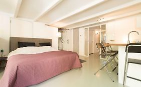 Quiet Apartment For 4 At Park In Center